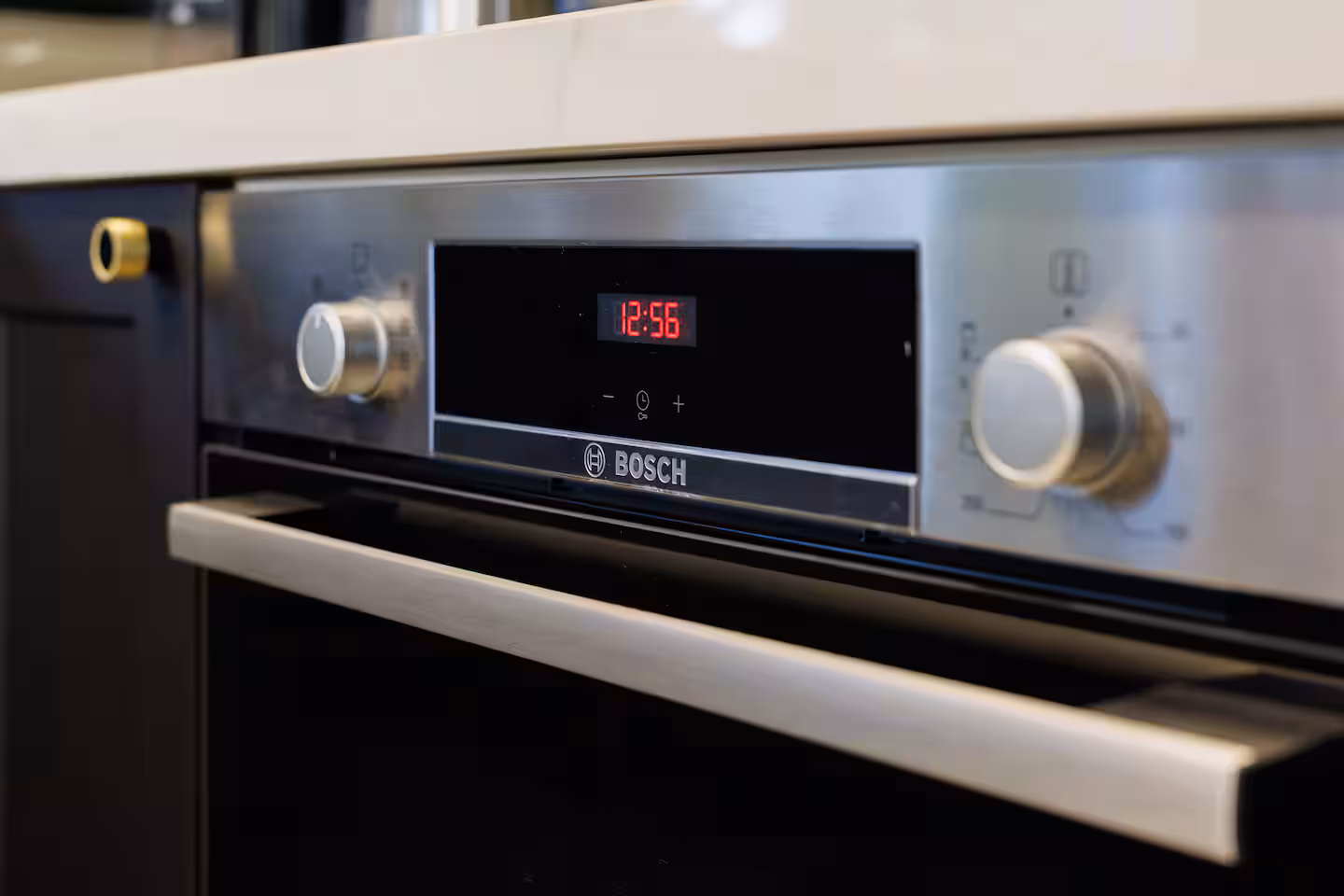 รายละเอียดเตาอบ Bosch และตู้ครัวสมัยใหม่