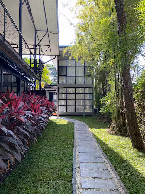 ทางเดินในสวนพร้อมพรรณไม้เขตร้อนที่ Daisy Land Villa