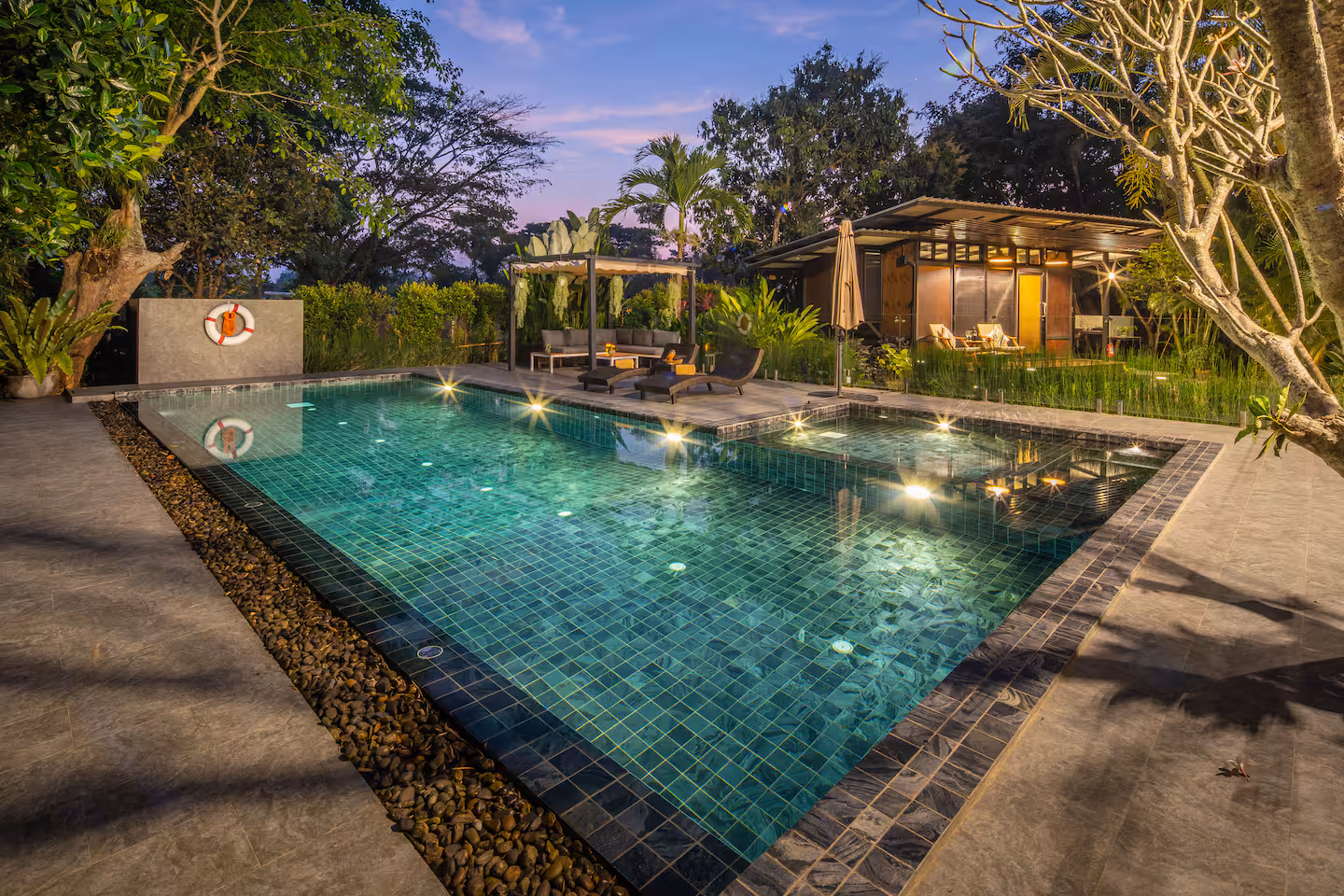 สระน้ำเกลือ overflow จาก Lanna Pool ยามพลบค่ำ